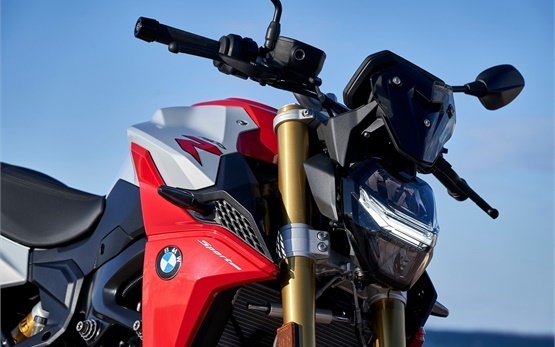 BMW F 900 R - motocicletas para alquilar en Milán