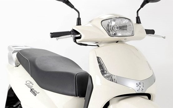 2019 Peugeot Tweet scooter rental in Sardinia Olbia, Italy