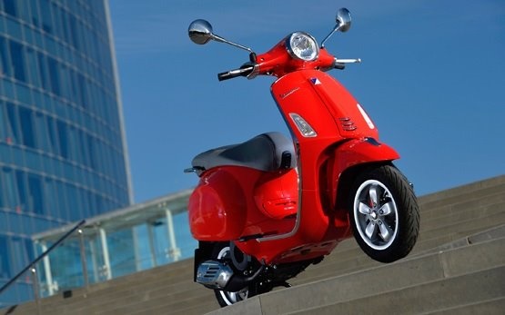 Piaggio Vespa 125 Primavera rent a scooter Malaga