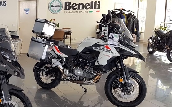 Benelli TRK 502 -  alquilar una moto en Malaga